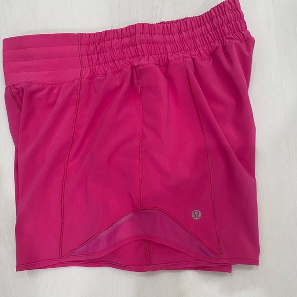 New lululemon athletica Women's hot  Pink 2.5 hotty Athletic Shorts sonic pink - Picture 2 of 8